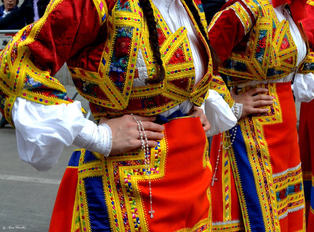 Foto di donne in costumi tradizionali di desulo