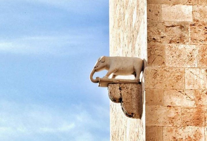 Fotografia scultura elefantino nella torre dell'elefante a cagliari